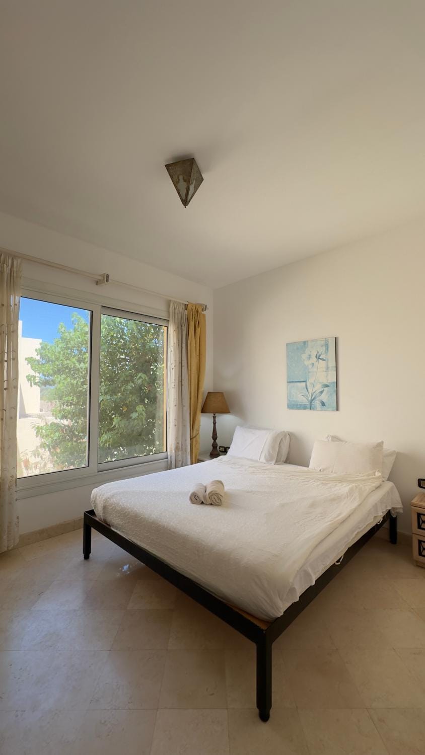 Bed, View (from property/room), Bedroom, Garden view