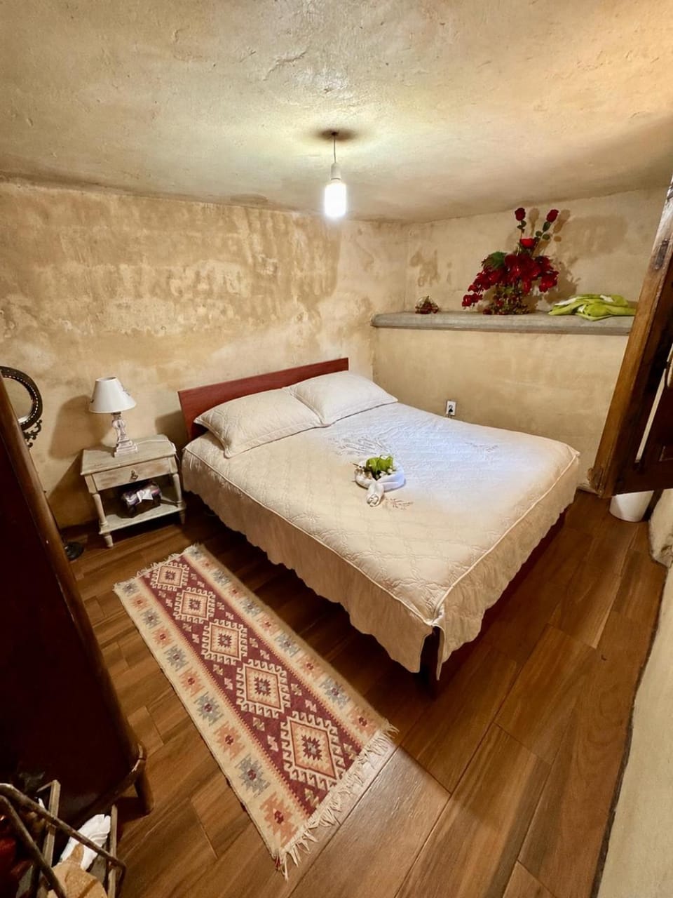 Cave 2000 Rustic Mountain Escape House in Africa