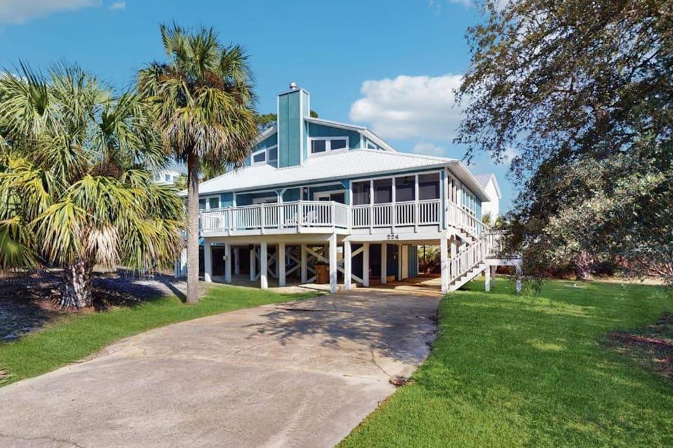 Spacious dog-friendly home with community pool deck & WiFi - minutes to beach House in Florida