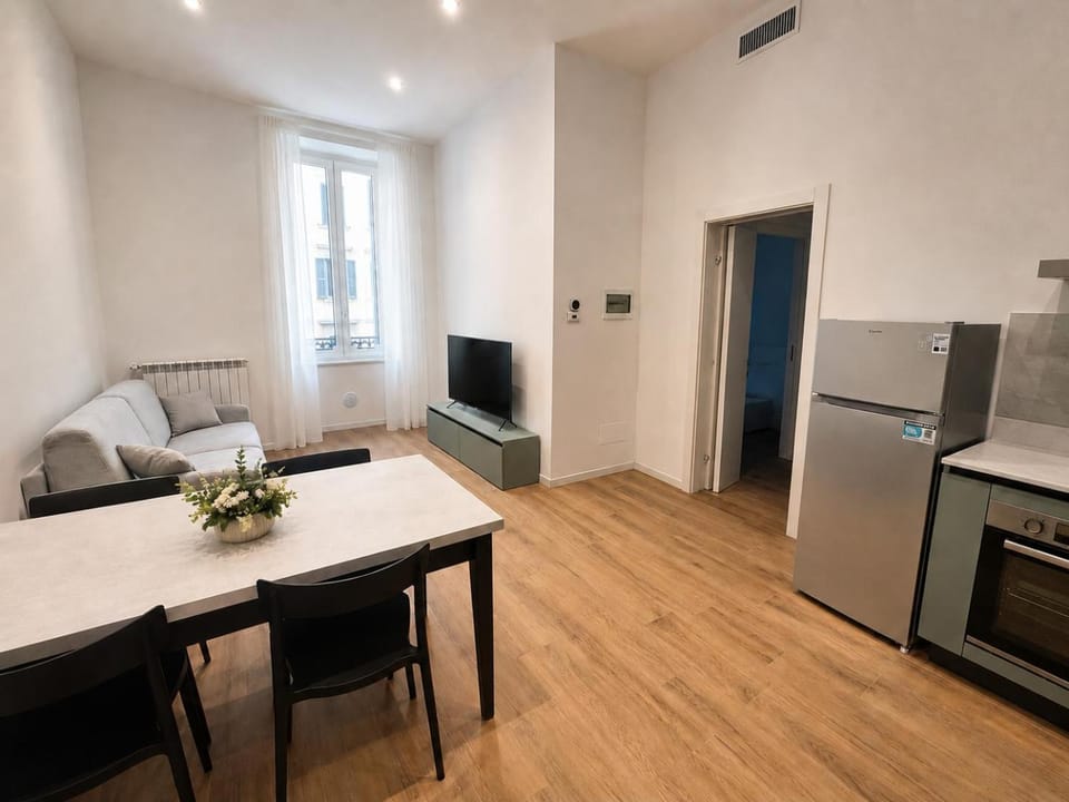 TV and multimedia, Kitchen or kitchenette, Living room, Photo of the whole room, Seating area, Dining area