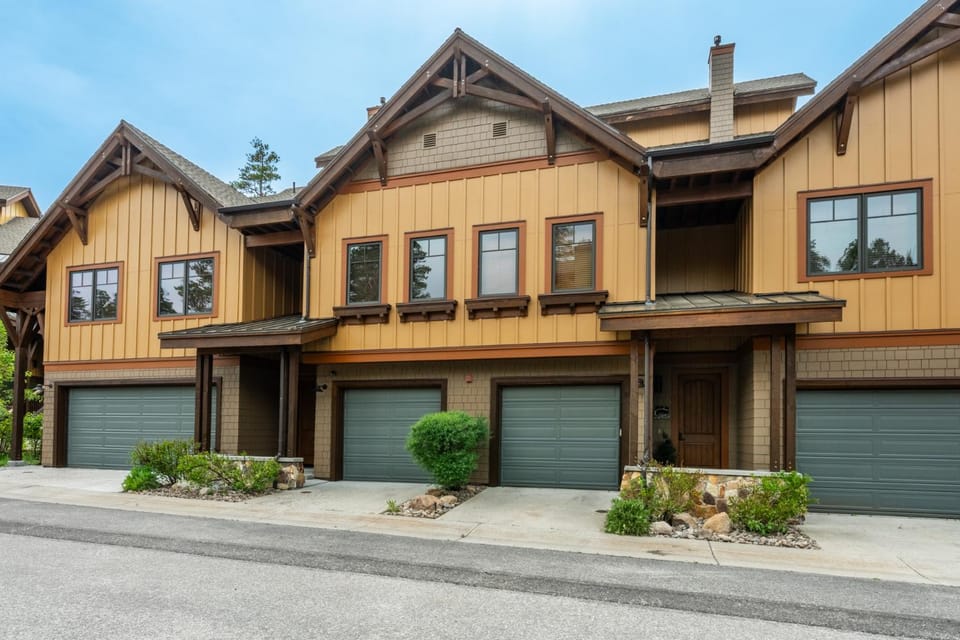 Property building, Facade/entrance, Day, Parking