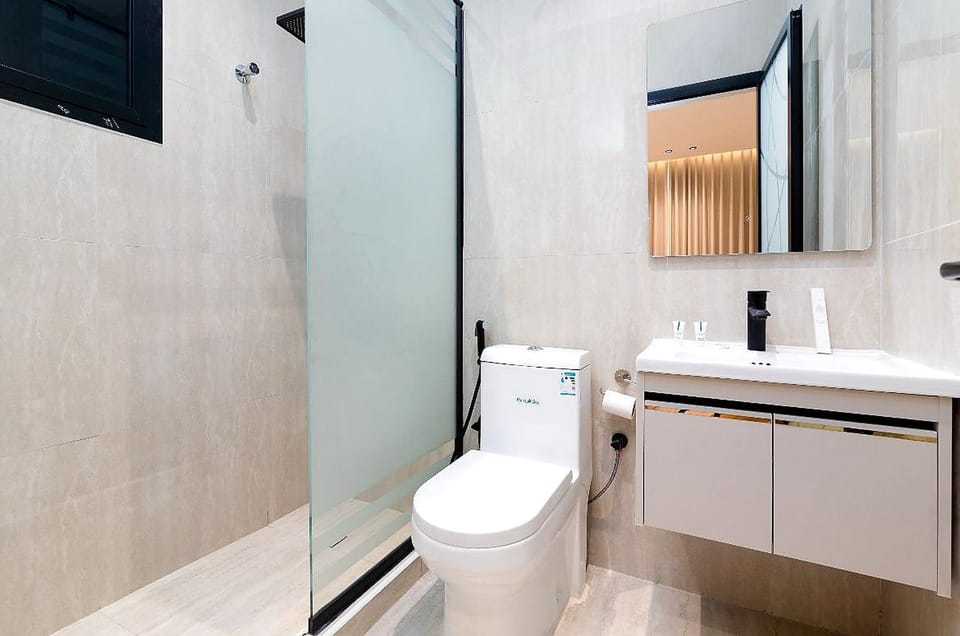 Shower, Toilet, towels