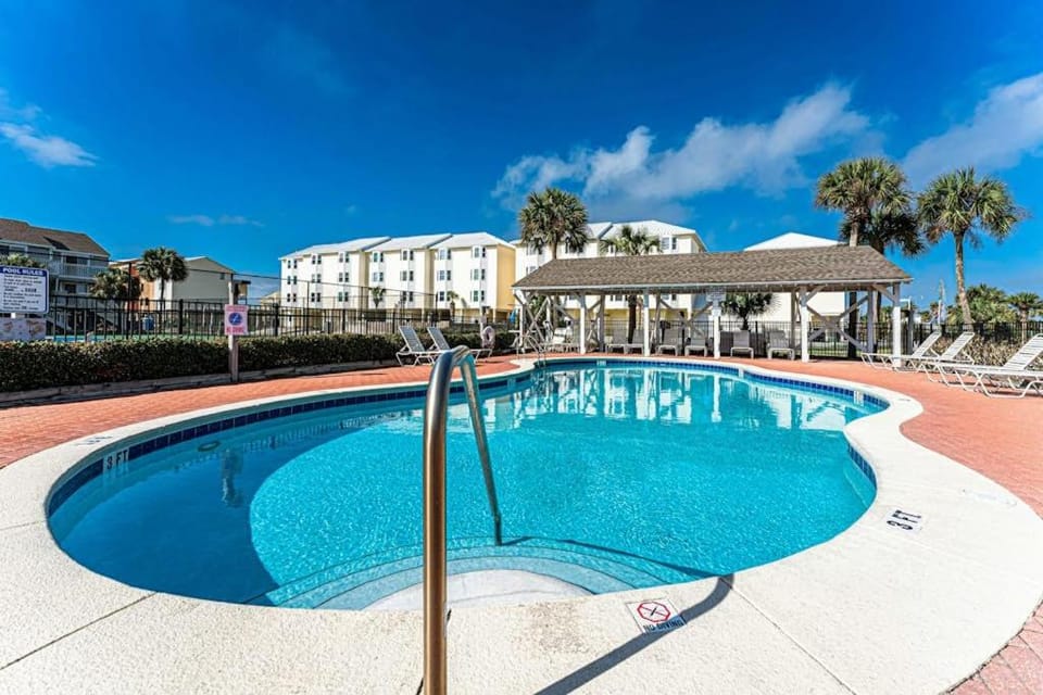 Gorgeous coastal home with shared pool and easy beach access House in Florida
