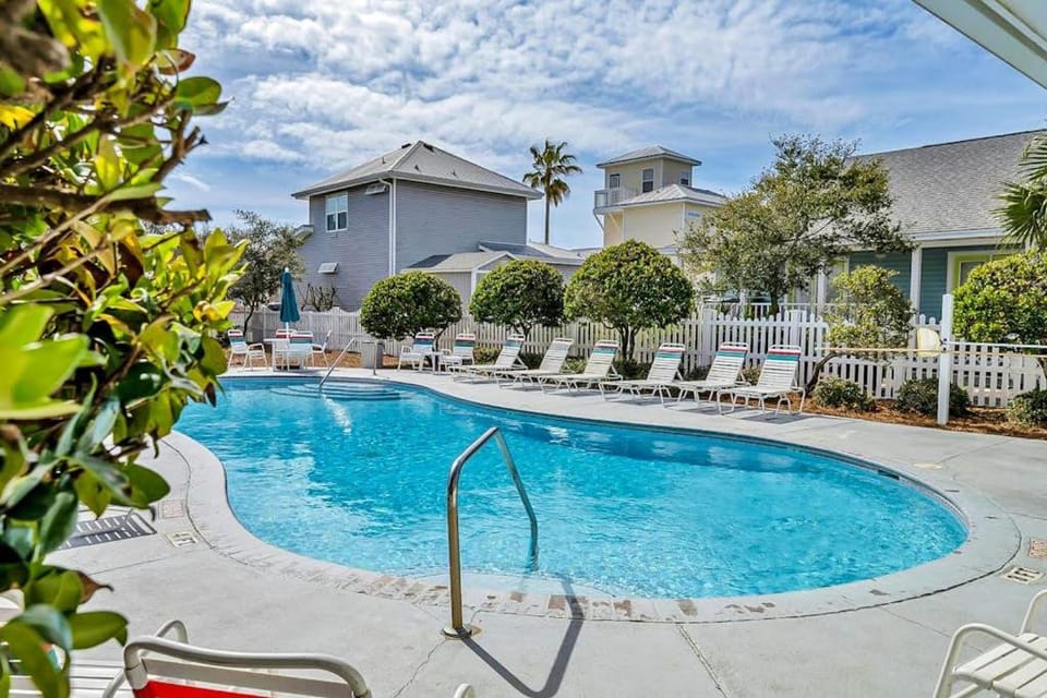 Steps to beach & community pool dog-friendly great location House in Destin