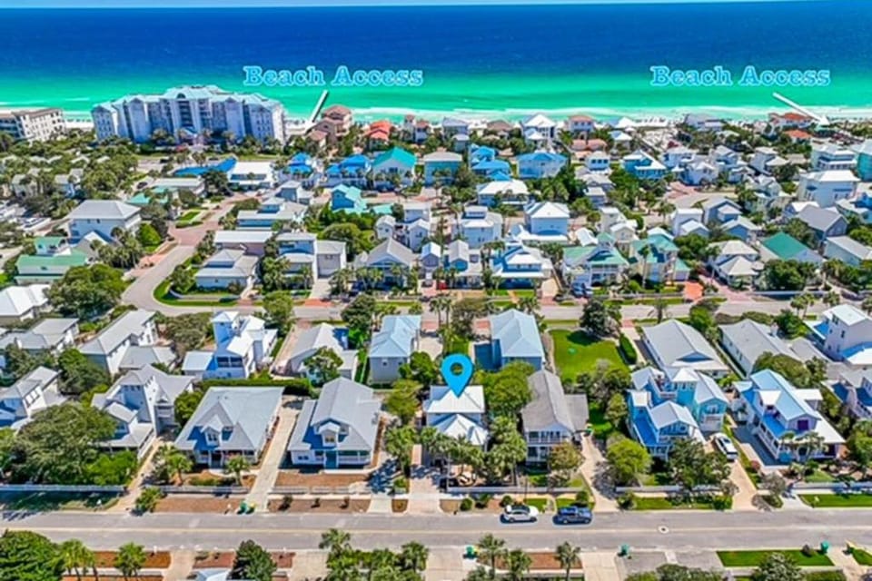 Steps to beach & community pool dog-friendly great location House in Destin