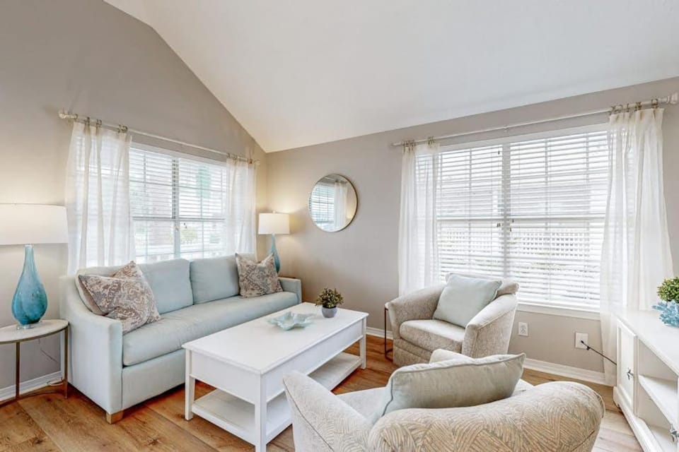 Steps to beach & community pool dog-friendly great location House in Destin