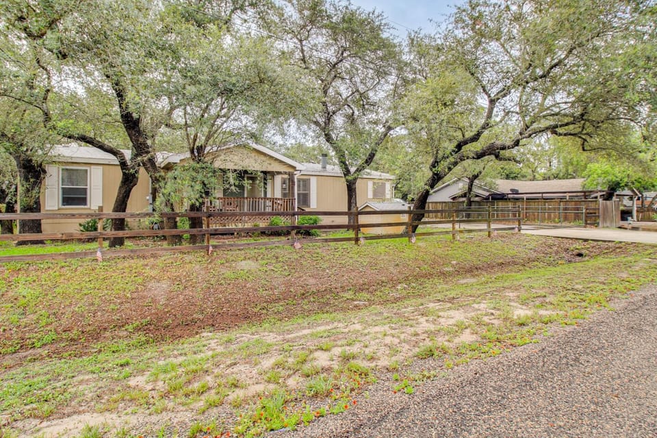 3 Mi to Beach & Boat Ramp! Quiet Rockport Retreat House in Rockport