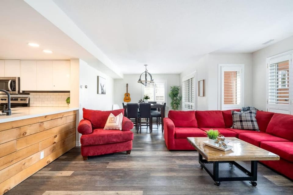 Pine & Powder Chalet - Walk to Village & Pool House in Grey Highlands