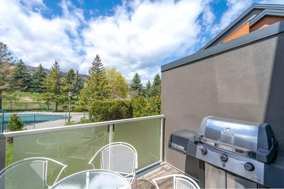 Pine & Powder Chalet - Walk to Village & Pool House in Grey Highlands
