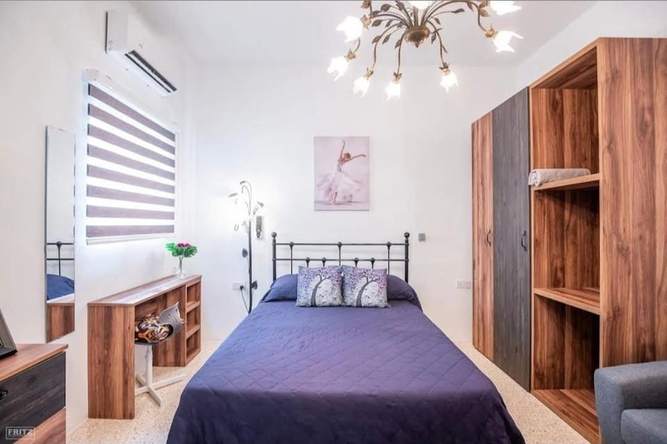 Basic double bedroom private bathroom close to Malta airport Vacation rental in Malta