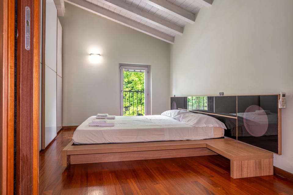 Bed, Photo of the whole room, Bedroom, towels, air conditioner