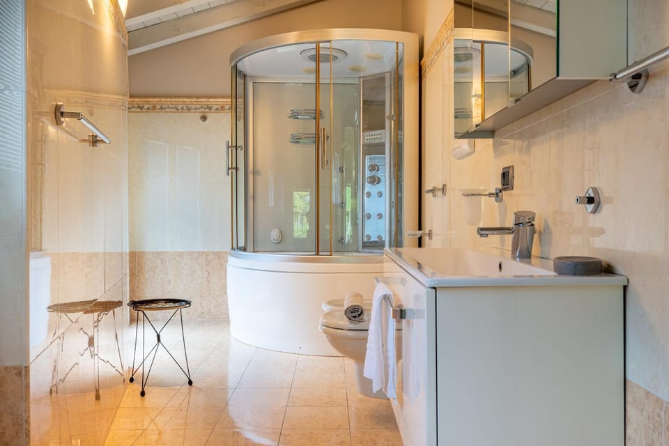 Shower, Toilet, Hot Tub, Bathroom