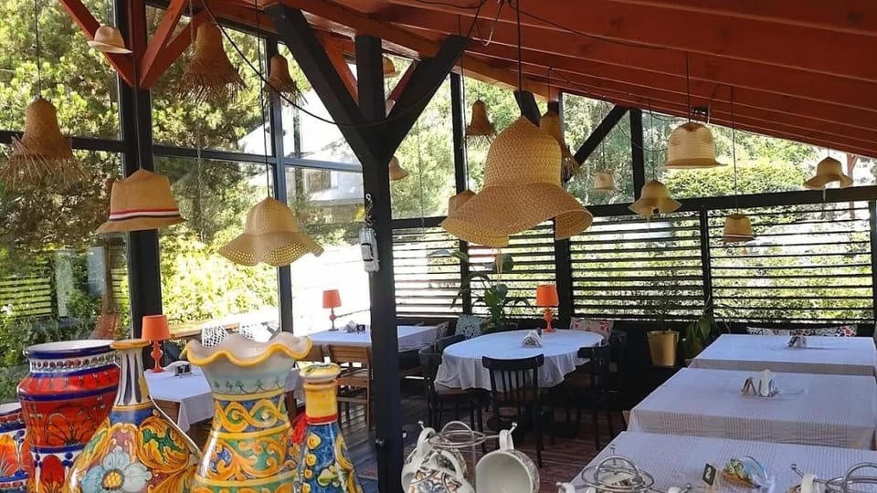 Restaurant/places to eat, Lounge or bar