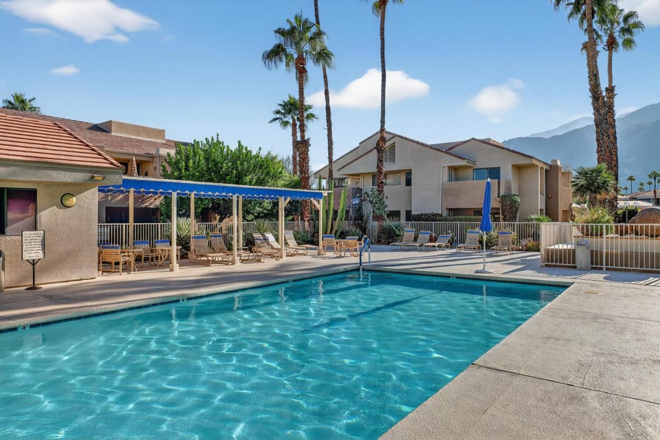 Charming Downtown Palm Springs Getaway condo Apartment in Palm Springs