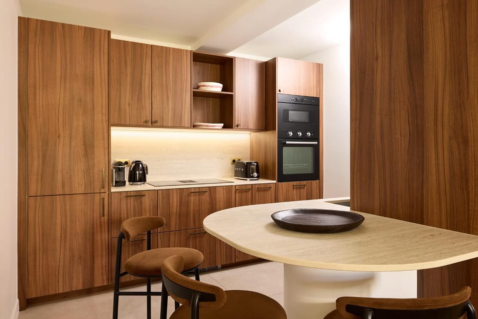 Coffee/tea facilities, Kitchen or kitchenette, oven, stove, toaster