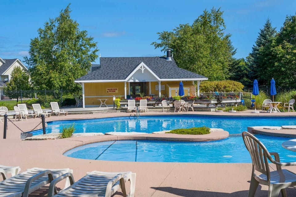 Cozy Alpine Condo - Shuttle - Pool - Patio Apartment in Grey Highlands