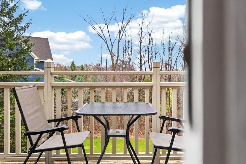 Cozy Alpine Condo - Shuttle - Pool - Patio Apartment in Grey Highlands