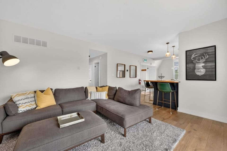 Cozy Alpine Condo - Shuttle - Pool - Patio Apartment in Grey Highlands