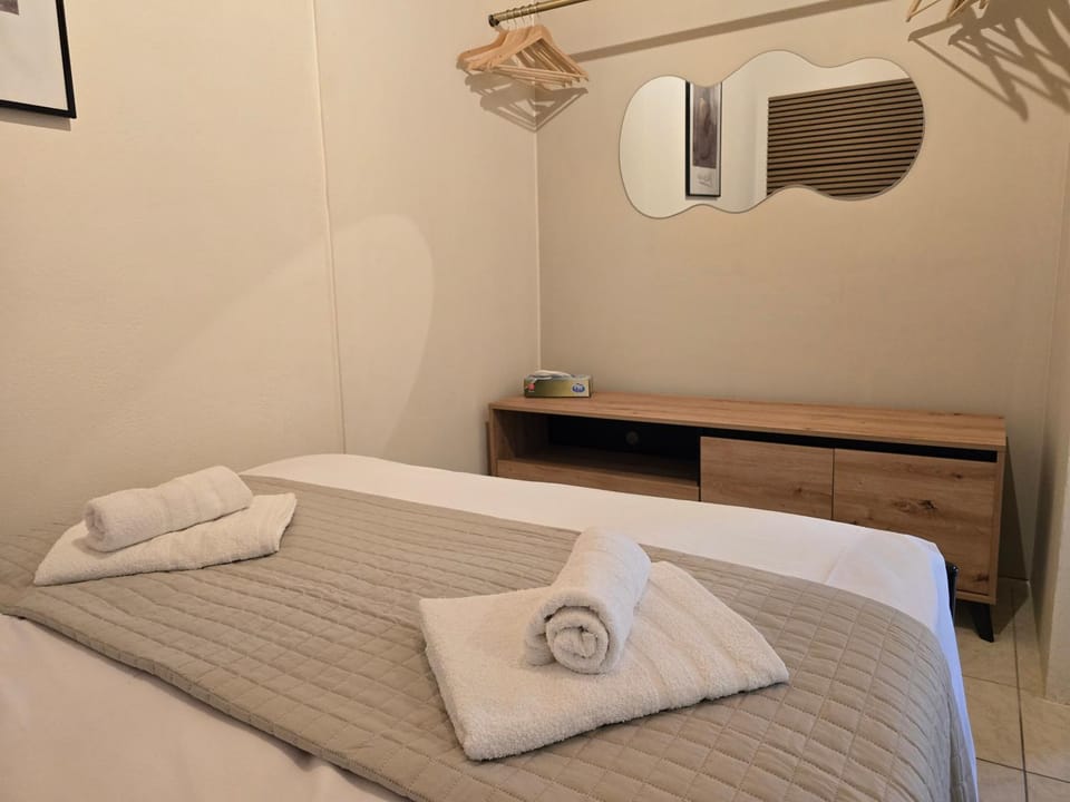 Photo of the whole room, towels