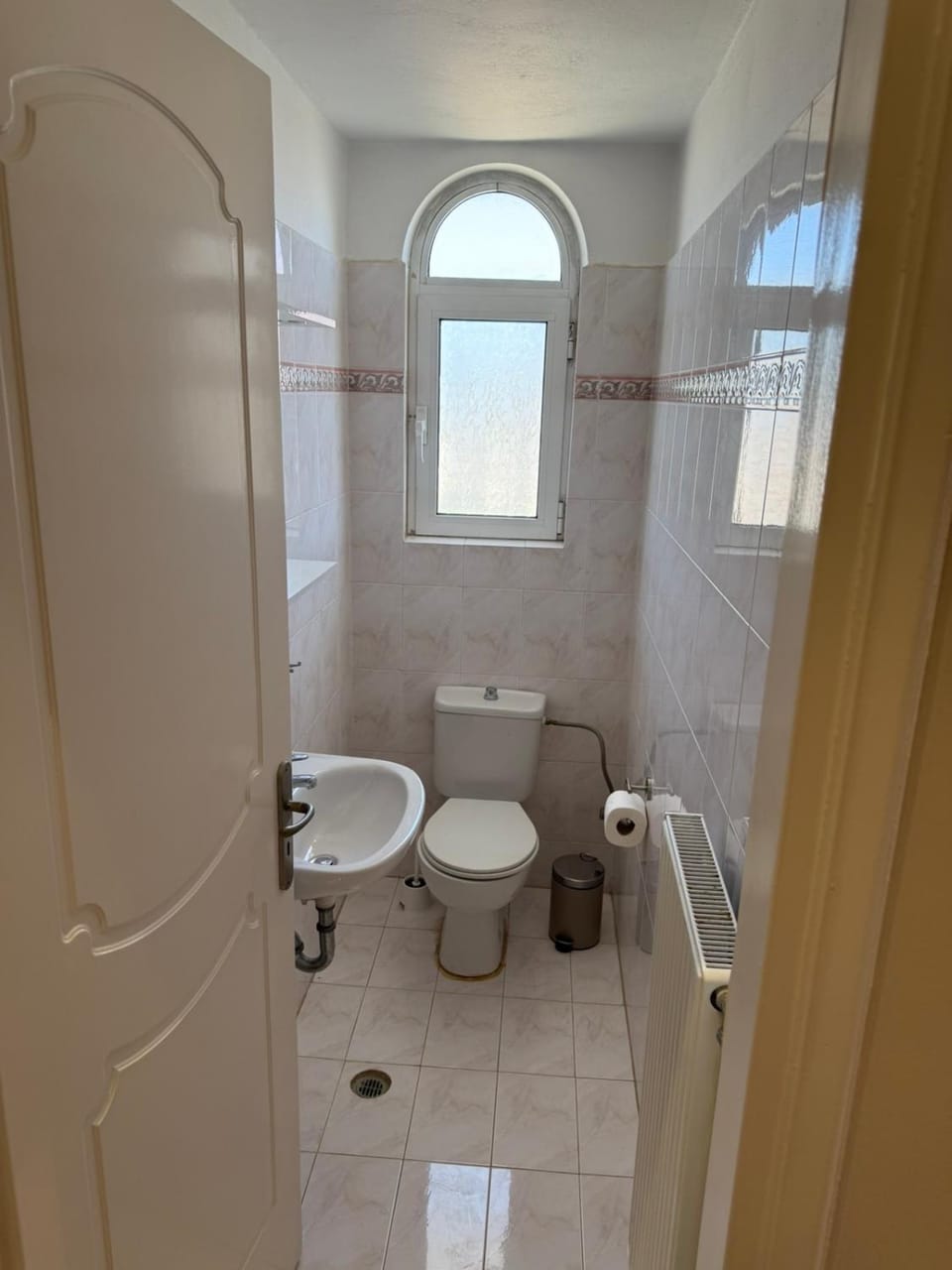 Toilet, towels