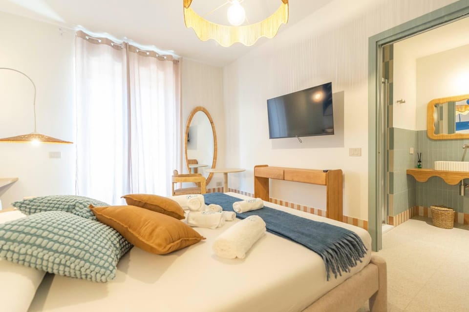 Bed, TV and multimedia, Photo of the whole room, Seating area, Bedroom, towels