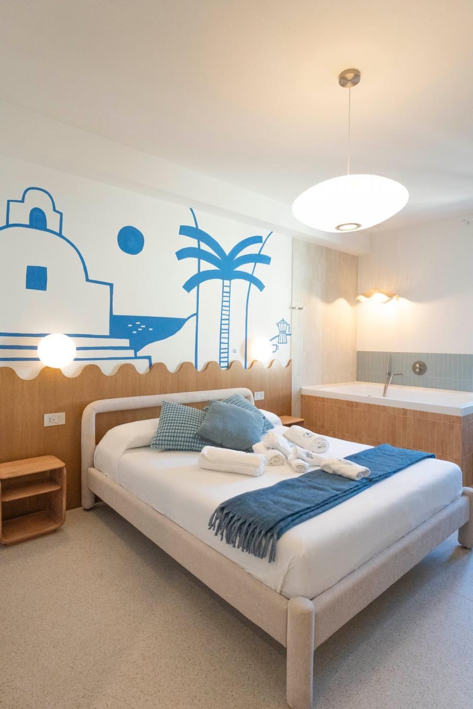Bed, Hot Tub, Photo of the whole room, Bedroom