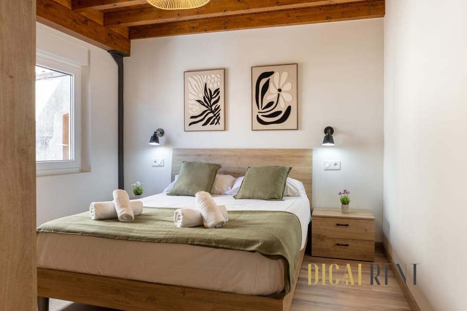 Photo of the whole room, Bedroom