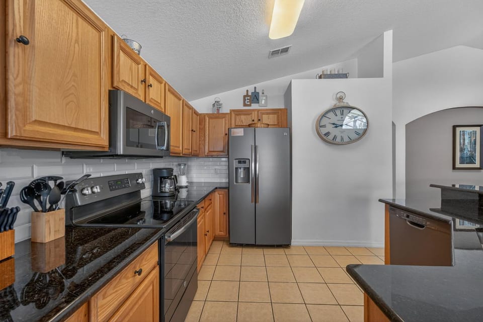 Coffee/tea facilities, Kitchen or kitchenette, oven, stove, toaster