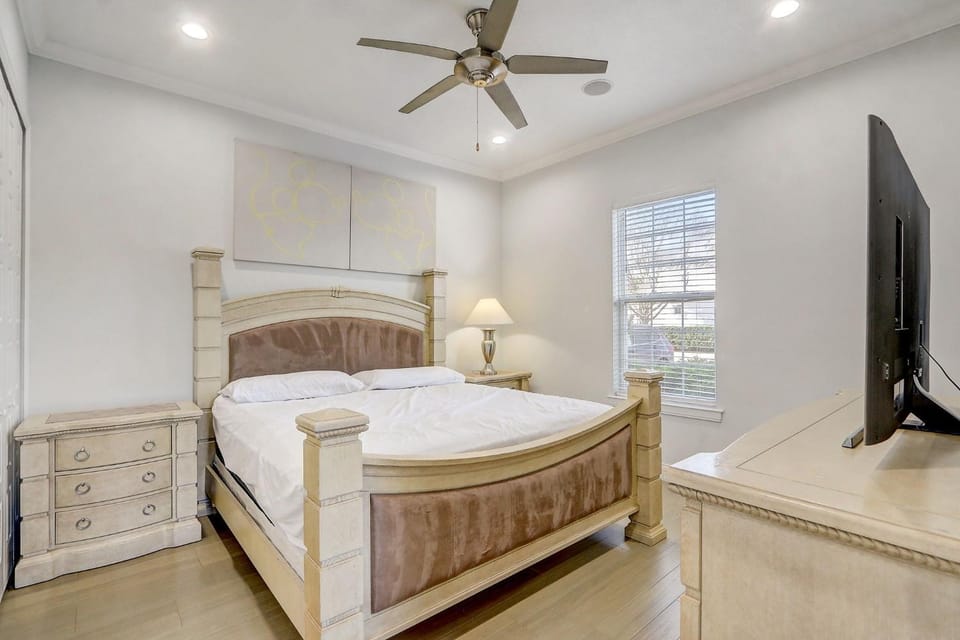 Bed, TV and multimedia, Photo of the whole room, Bedroom