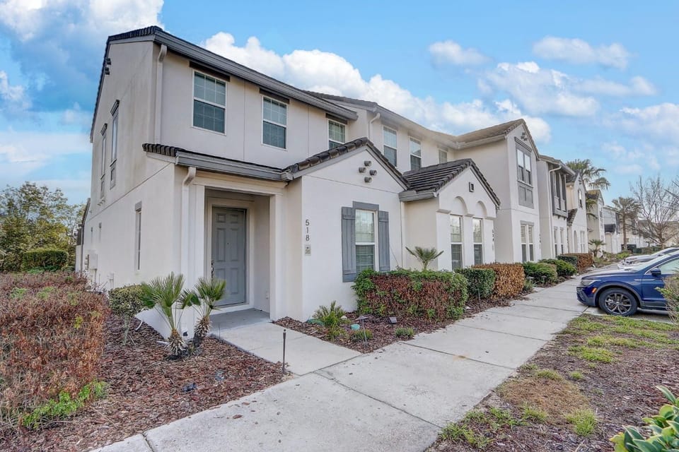 Property building, Day, Garden, Parking