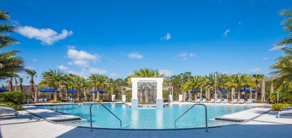 Day, Swimming pool, sunbed