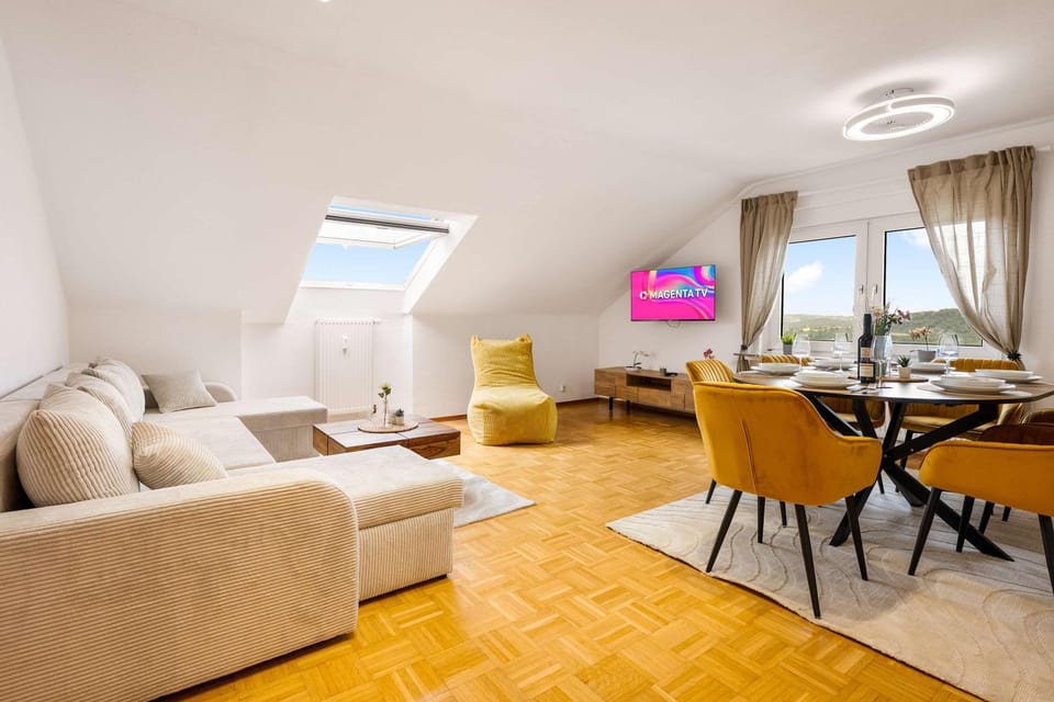 TV and multimedia, Living room, Seating area, Dining area