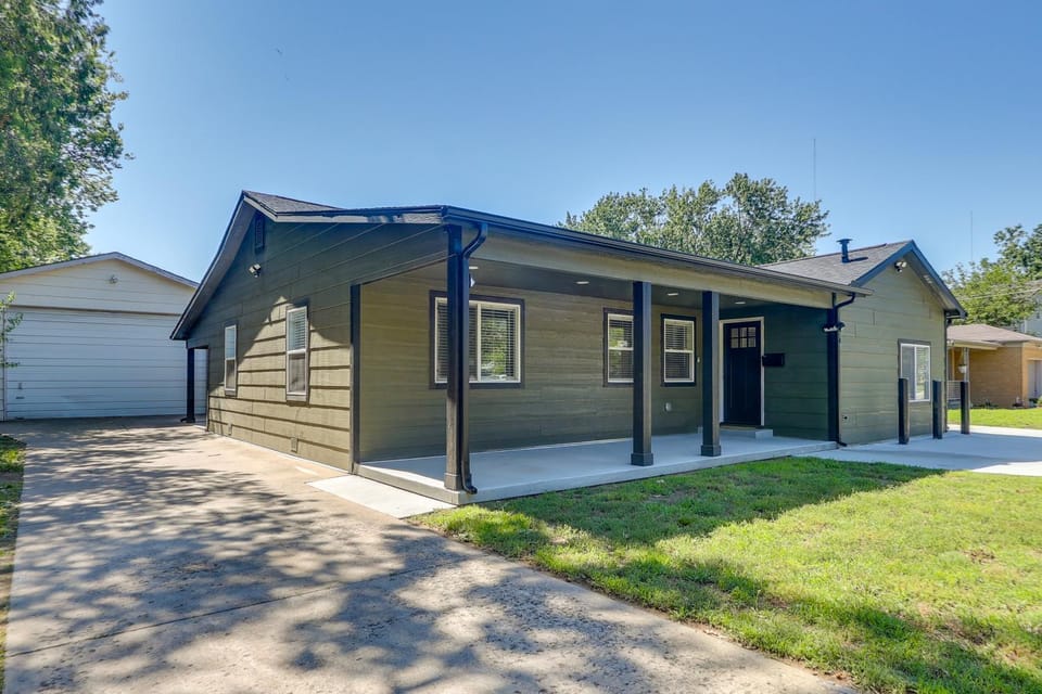 3 Mi to Dtwn! Cozy Wichita Home w/ Private Yard House in Wichita