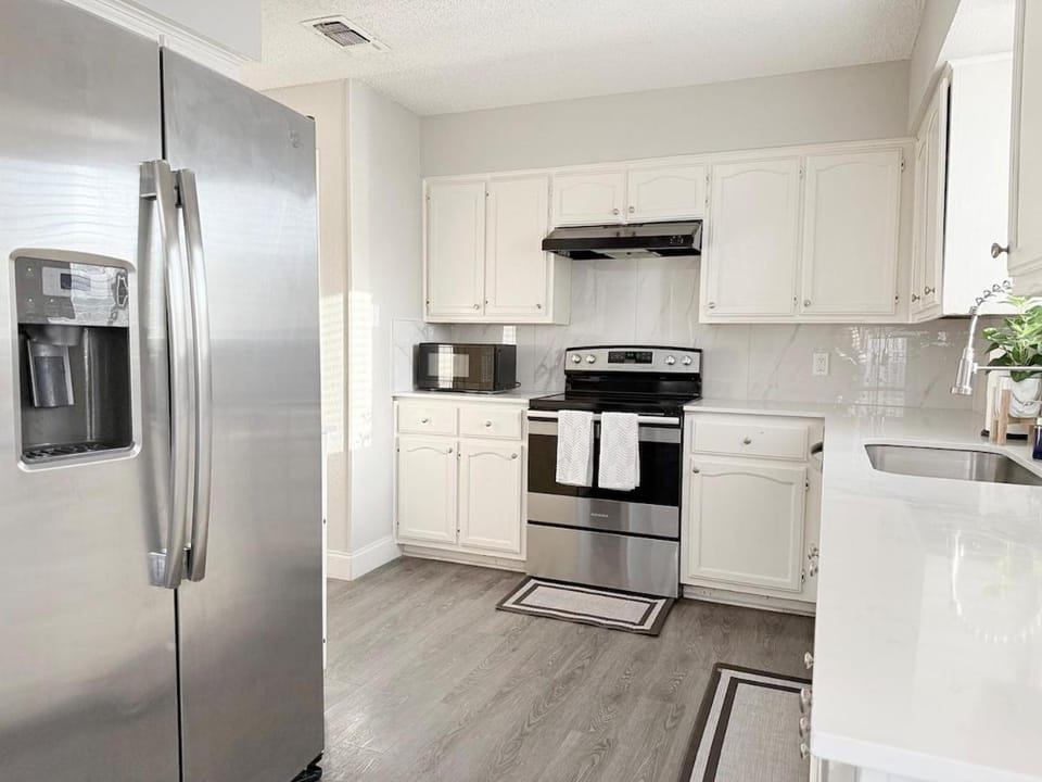 Sleeps 16 Budget-Friendly Spacious Haven House in Arlington