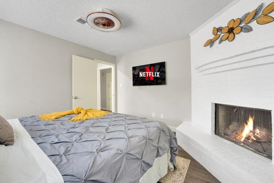 Sleeps 16 Budget-Friendly Spacious Haven House in Arlington