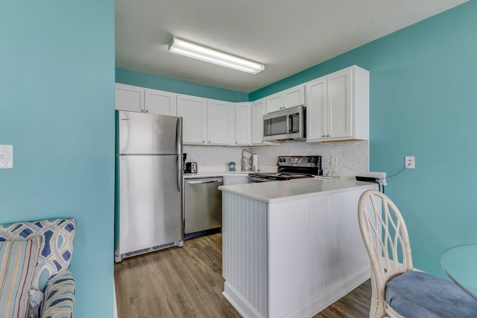 Dining area, dishwasher, oven, stove, toaster, kitchen