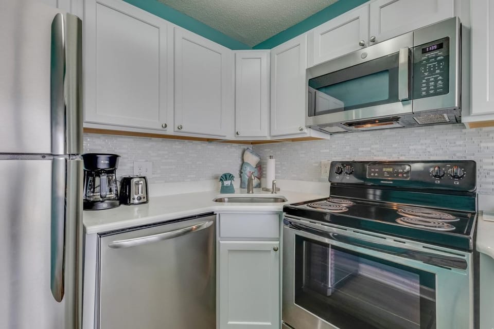 Coffee/tea facilities, dishwasher, oven, stove, toaster, kitchen