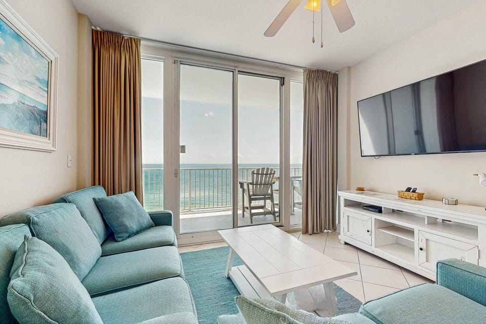 Bright beachfront condo w private balcony zero-entry pool gym & hot tub House in Gulf Shores