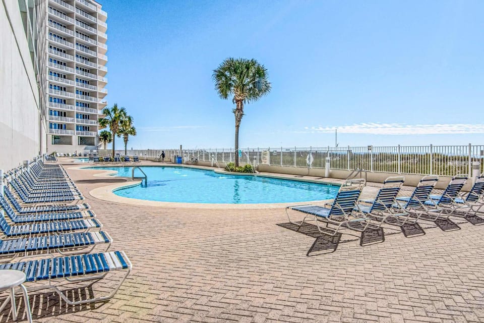 Bright beachfront condo w private balcony zero-entry pool gym & hot tub House in Gulf Shores
