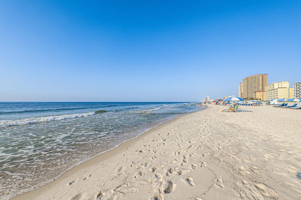 Bright beachfront condo w private balcony zero-entry pool gym & hot tub House in Gulf Shores