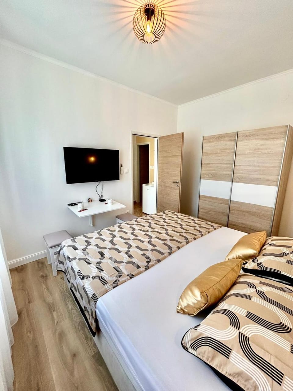 Bed, TV and multimedia, Bedroom
