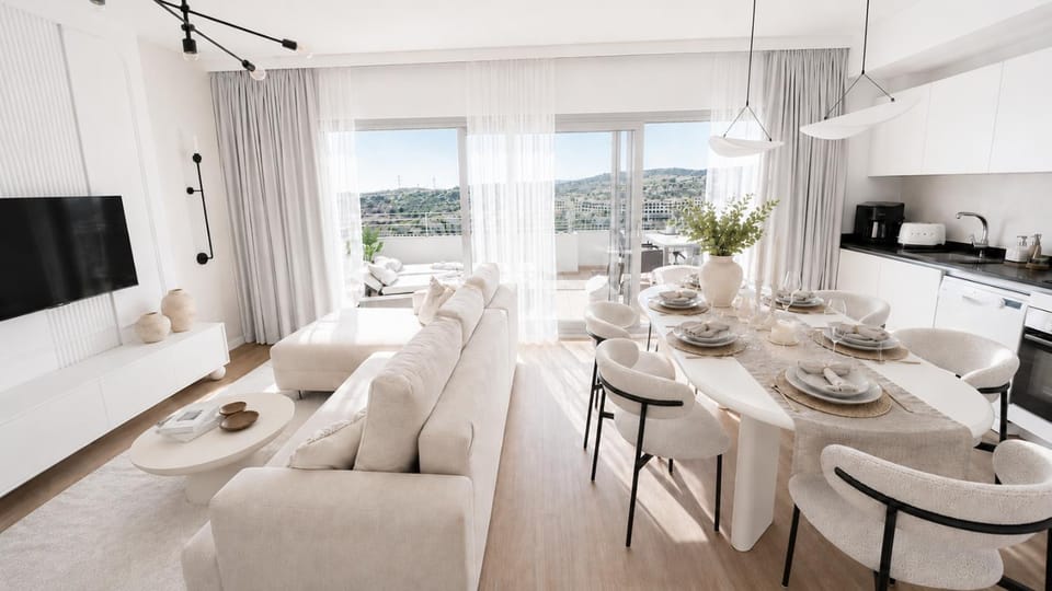 TV and multimedia, Kitchen or kitchenette, Living room, Seating area, Dining area, stove