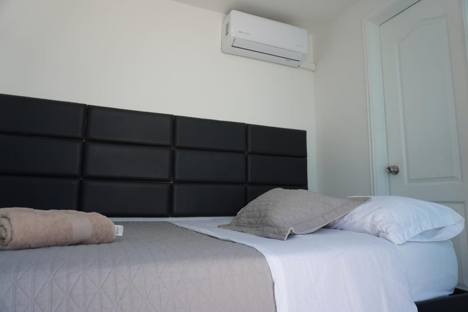 Bed, Photo of the whole room, Bedroom, air conditioner