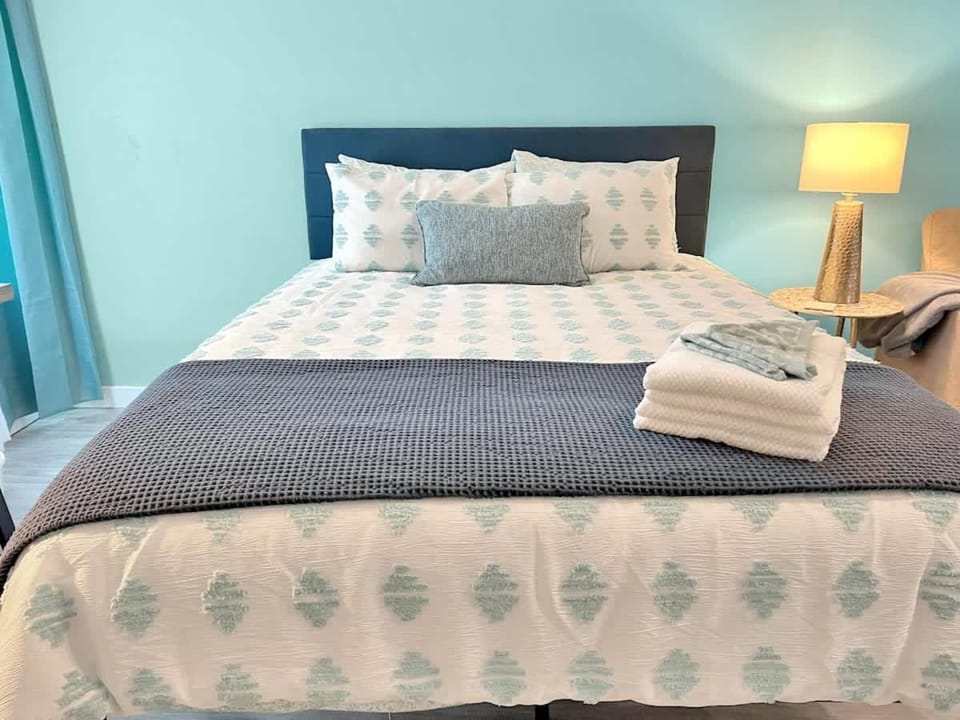 Seaside Escape 2 - Cozy Coastal Getaway with Patio Apartment in Fort Walton Beach