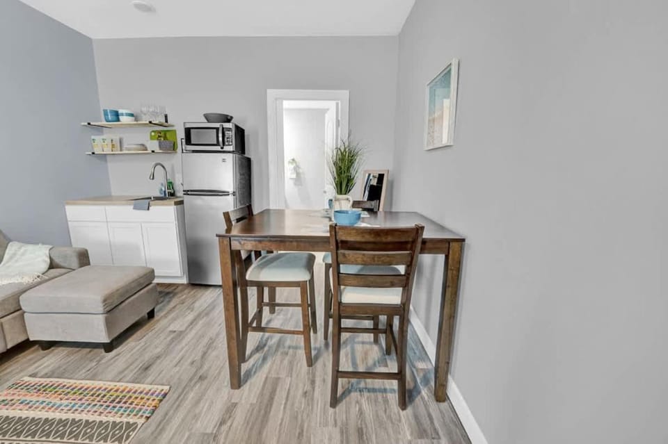 Seaside Escape 5 - Modern Beachside Basecamp Apartment in Fort Walton Beach