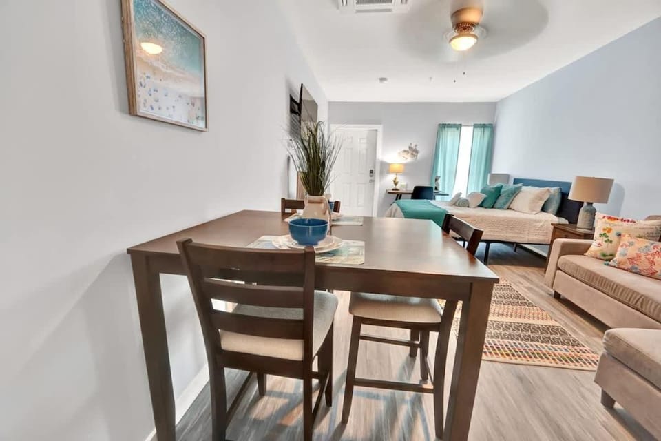 Seaside Escape 5 - Modern Beachside Basecamp Apartment in Fort Walton Beach