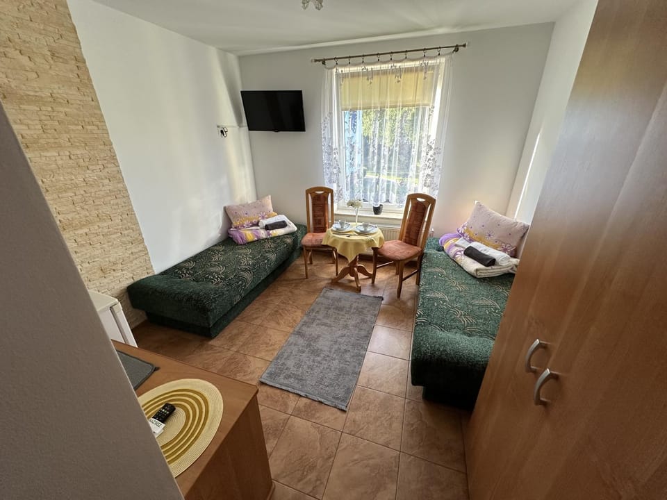 Bed, Seating area
