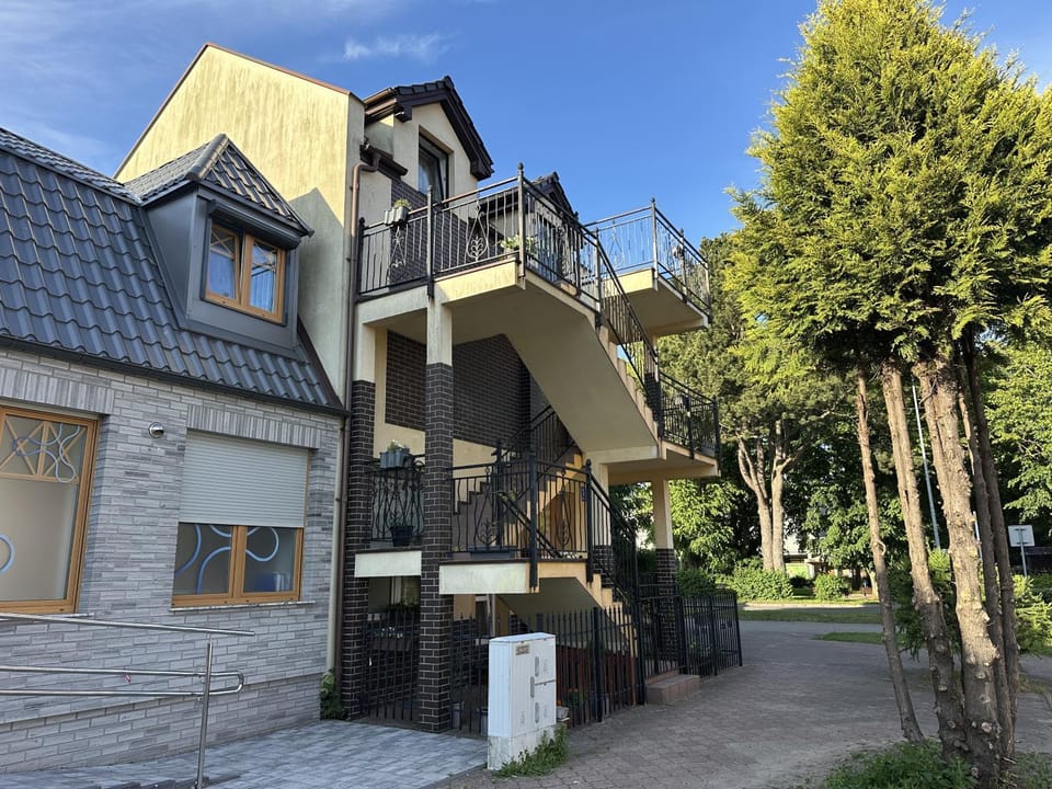 Property building, Day, Neighbourhood, Balcony/Terrace, Street view