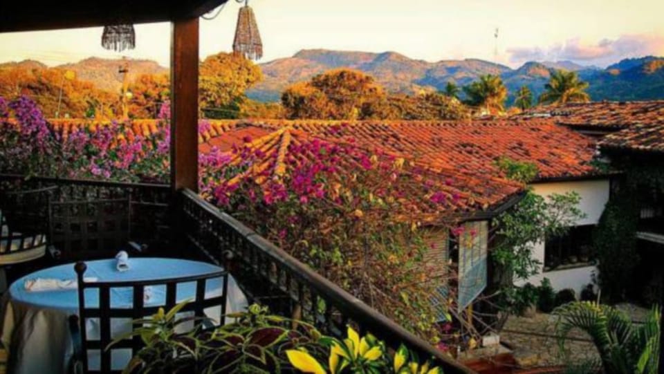 Restaurant/places to eat, Balcony/Terrace, Lounge or bar