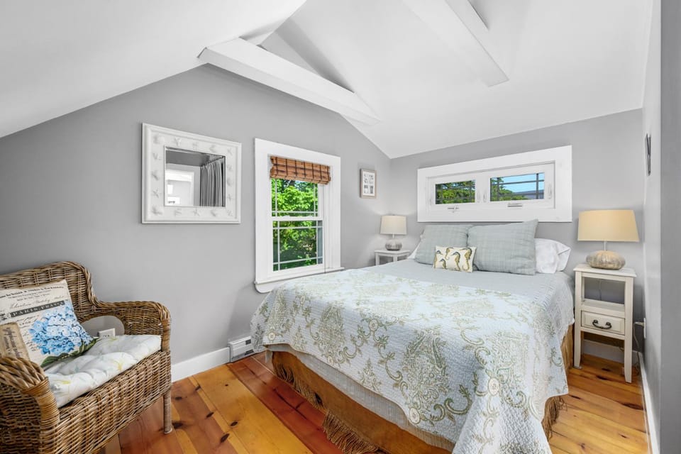 Cape Cod Cottage near Beaches & Downtown House in Chatham